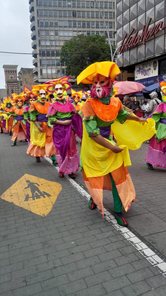 WhatsApp-Image-2026-09-10-at-9.03.21-AM-576x1024 ¡BOGOTÁ SE ENCENDIÓ! Así fueron las IMPRESIONANTES COMPARSAS por sus 488 años.